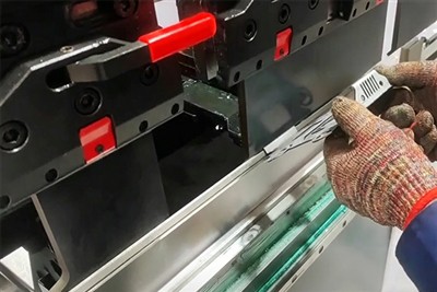 Mis on elektro{0}}hüdrauliline servo-CNC-piduripidur?